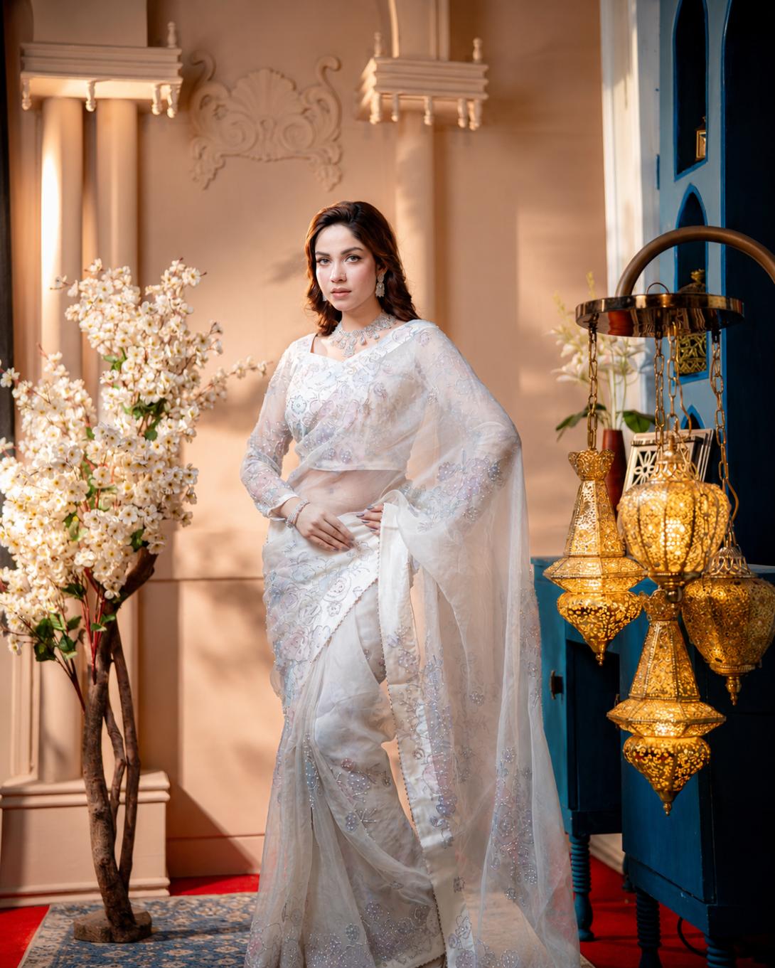 Designer blouse piece included with Nooréline bridal muslin saree